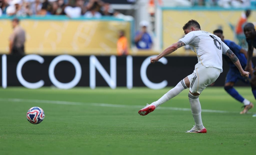 扎金花实战：在长达 4 小时的对局中，如何保持不犯低级决策错误？（4 小时炸金花实战：如何在漫长对局中避免低级决策失误）